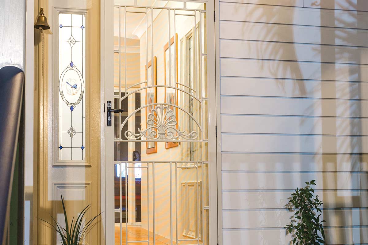 Heritage screen door in white